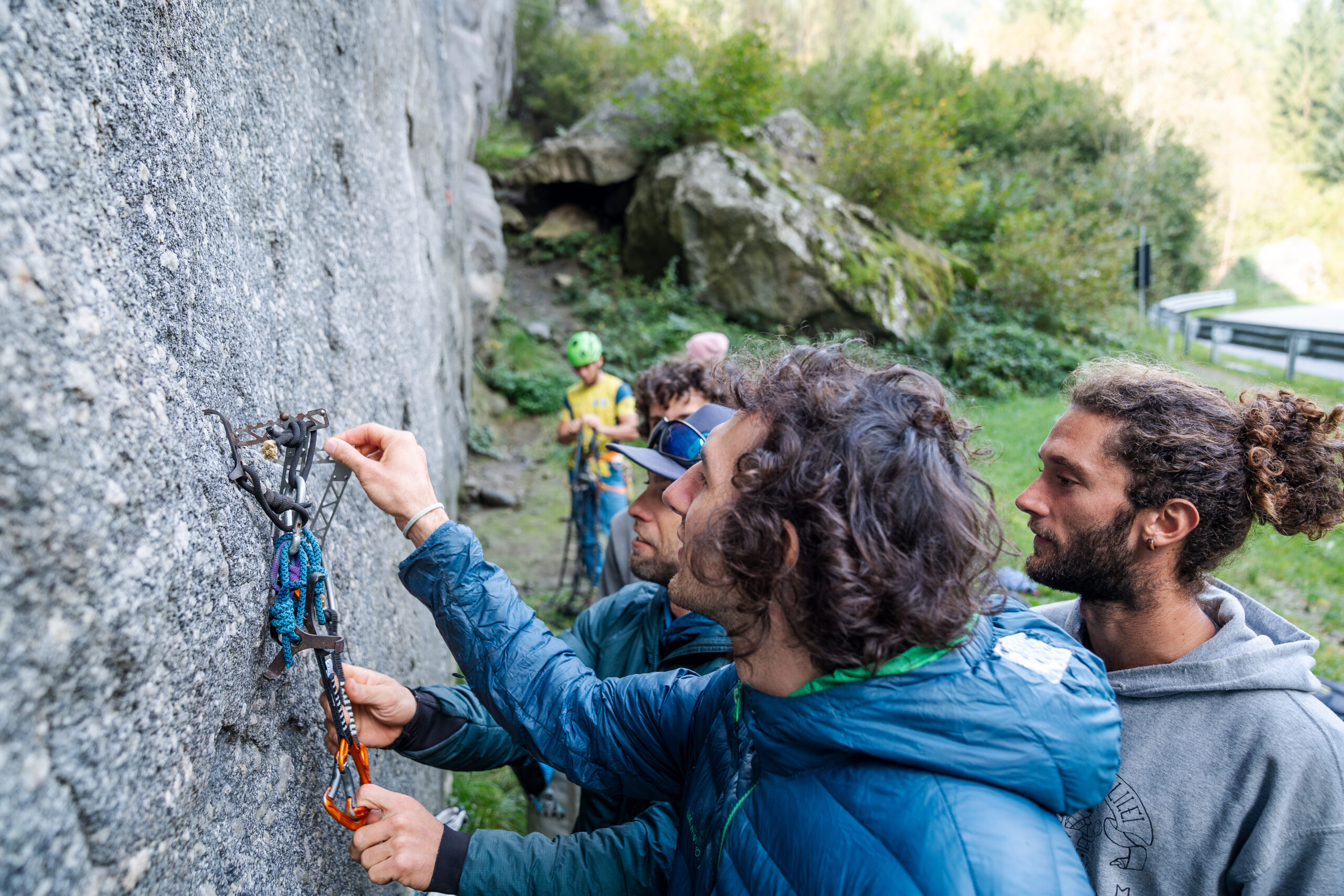 Alpinismo, i ragazzi del Cai Eagle Team sulle pareti della Val di Mello